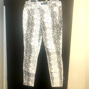 Blue Spice Women’s Size 5 Skinny Snake Skin Jeans